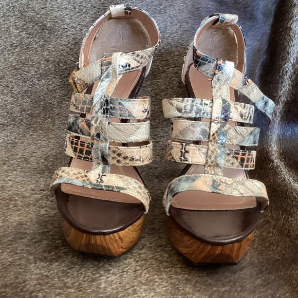 Charlotte Russe Multi Colored Strap Detail Peep Toe Heels - Picture 12 of 13